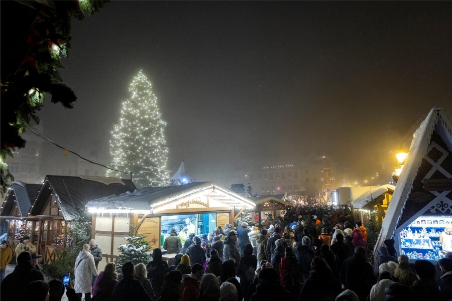 Annabergs Weihnachtsmarkt wartet an diesem Wochenende mit seinem „Wichteladvent“ auf - Auf dem Annaberger Weihnachtsmarkt gibt es dieses Wochenende den „Wichteladvent“.