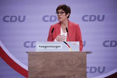 Annegret Kramp-Karrenbauer ruft CDU zum Zusammenhalt auf - Die scheidende CDU-Vorsitzende Annegret Kramp-Karrenbauer spricht beim digitalen Bundesparteitag der CDU. 