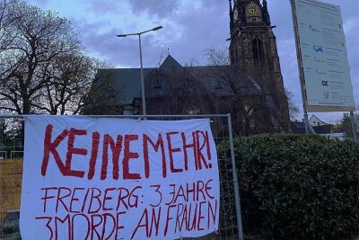 Anonymer Protest gegen Gewalt an Frauen in Freiberg - Auch in der Nähe der Jakobikirche hing es der Banner, die illegal in der Innenstadt aufgehängt worden sind. 