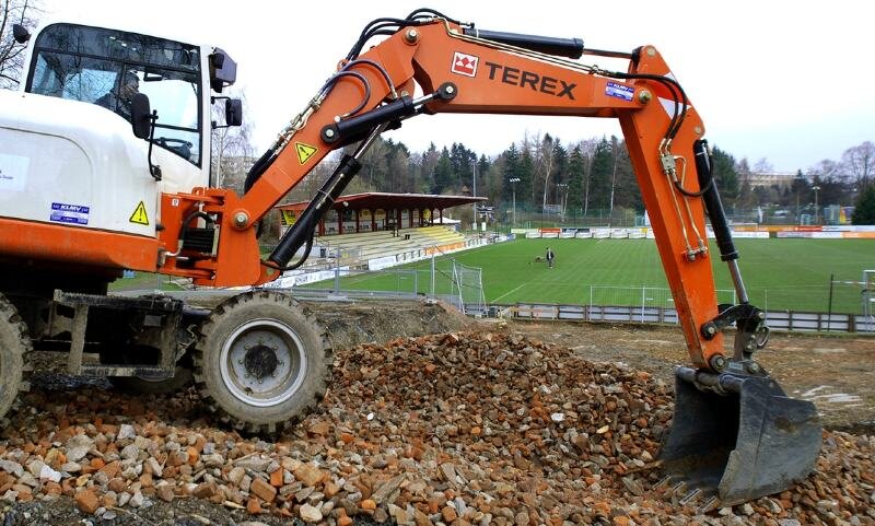 Anpfiff für modernes Stadion - Für das neue Sozialgebäude im VfB-Stadion wird nun die Baugrube ausgehoben. 