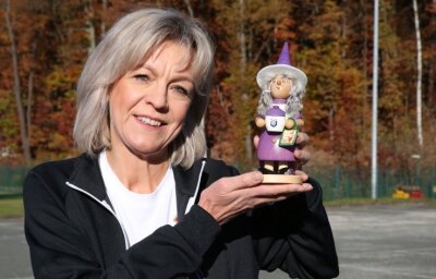 Anpfiff für schwarzes Männel und violettes Weibl - Erstmals kann die Leiterin des FCE-Fanshops, Simone Adler, eine Räucherfrau präsentieren. 