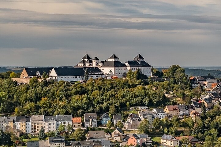 Das Schloss Augustusburg, fotografiert mit einer Drohne. 