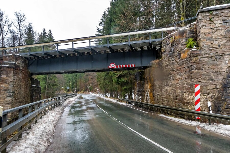 Anreise zur Bergparade in Marienberg: Erzgebirgsbahn richtet doch keinen Schienenersatzverkehr ein - Die Eisenbahnbrücke bei Pockau-Lengefeld ist aufgrund eines Unfalls einsturzgefährdet.