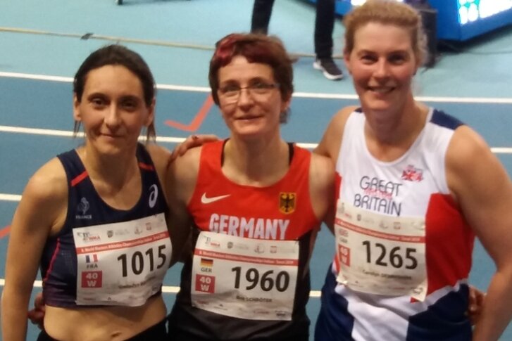 Ans Aufhören denkt sie noch lange nicht - 2019 krönte Brit Schröter ihre Karriere in Torun mit zwei Titeln bei der Hallen-WM. Über 3000 Meter verwies sie die Französin Gwladys Brusseau (links) und die Britin Carolyn Derbyshire (rechts) auf die Plätze. 
