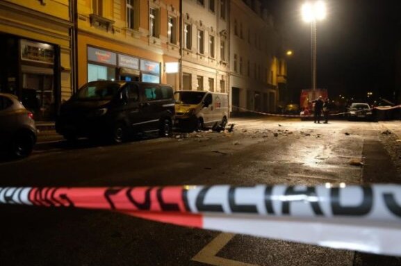 Anschlag auf Döbelner AfD-Büro: Reuige Täter kommen mit Bewährung weg - Die Bahnhofstraße in Höhe des Bürgerbüros der AfD nach einer Explosion abgesperrt. 