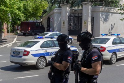 Anschlag auf israelische Botschaft in Belgrad - Polizisten sperren in Belgrad den Verkehr an einer Kreuzung in der Nähe der israelischen Botschaft.