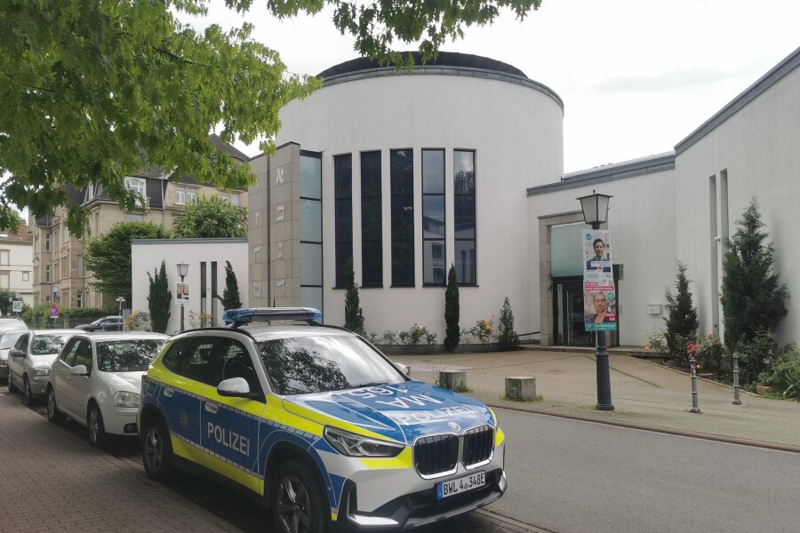 Anschlag auf Synagogen-Besucher geplant? 18-Jähriger in Haft - Ein Polizeiwagen steht vor der Neuen Synagoge in Heidelberg. Ein 18-Jähriger soll einen Anschlag auf Besucher der Synagoge geplant haben.
