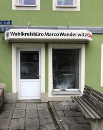 Anschlag auf Wahlkreisbüro von Marco Wanderwitz in Zwönitz - Unbekannte haben das Wahlkreisbüro des Bundestagsabgeordneten Marco Wanderwitz beschädigt. 