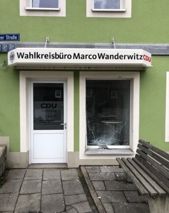 Unbekannte haben das Wahlkreisbüro des Bundestagsabgeordneten Marco Wanderwitz beschädigt. 