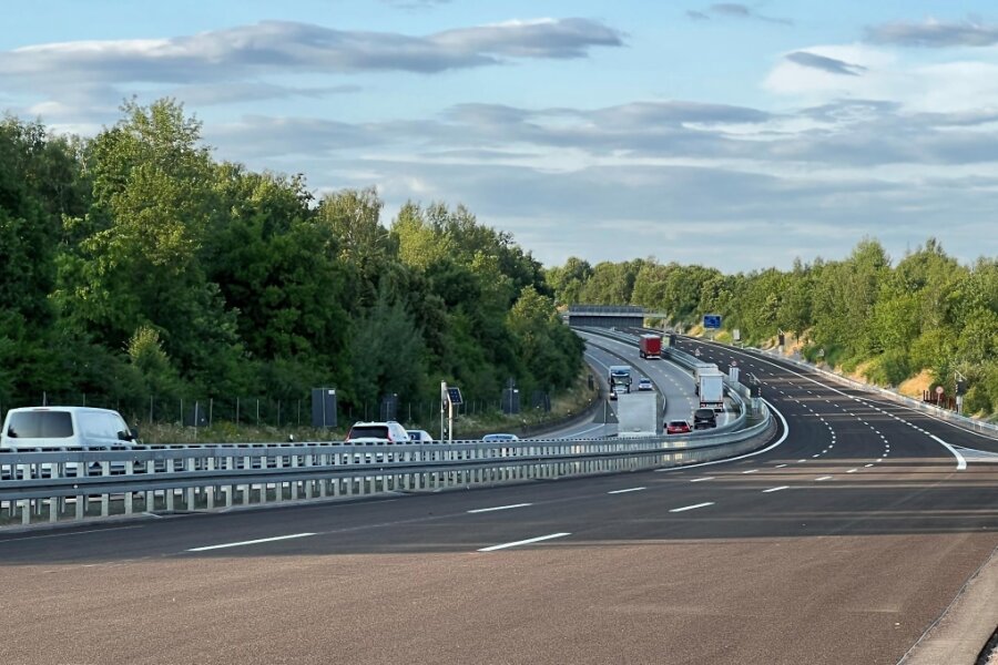 Anschlussstelle Frankenberg auf der A 4 bleibt länger dicht - Zwar sind auf Teilen der neuen Fahrbahndecke sogar schon Markierungen aufgebracht, doch die Freigabe der Abfahrt Frankenberg auf der A 4 verzögert sich.