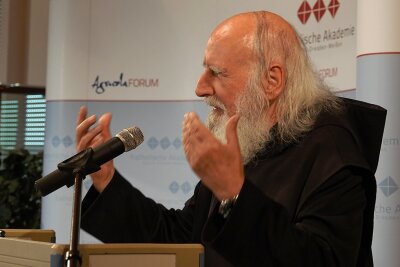 Anselm Grün präsentiert am Peter-Breuer-Gymnasium seinen Vortag: "Versäume nicht dein Leben" - Pater Anselm Grün spricht über Versäumnisse und die Kunst loszulassen. 