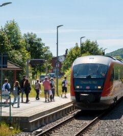 Ansturm auf Busse und Züge ist ungebrochen - Auch in Olbernhau steigen mehr Fahrgäste als sonst in die Züge der Erzgebirgsbahn ein. 