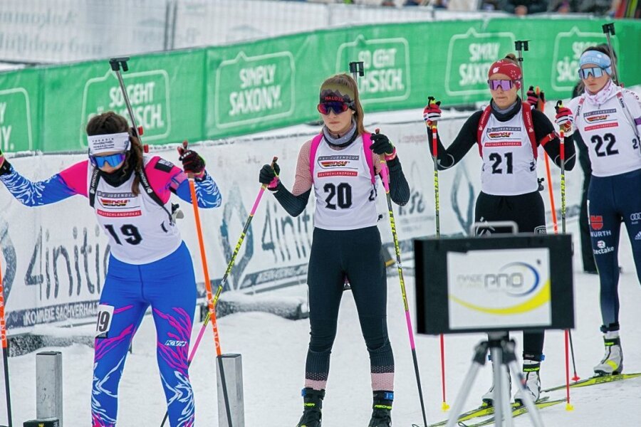 Ansturm auf den Alpencup - Sydney-Laureen Wüstling vom PSV Schwarzenberg ging in ihrem Wettkampf als 20. auf die Strecke. Dort überzeugte die 15-Jährige vor allem läuferisch, fing sich später aber auch am Schießstand. 