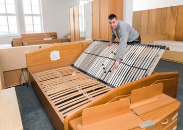 Ansturm auf Möbeldienst und Tafel - KEZ-Mitarbeiter Matthias Sieber beim Aufbau eines Doppelbettes, das gerade neu beim Möbeldienst eingetroffen ist.