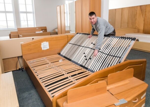 KEZ-Mitarbeiter Matthias Sieber beim Aufbau eines Doppelbettes, das gerade neu beim Möbeldienst eingetroffen ist.