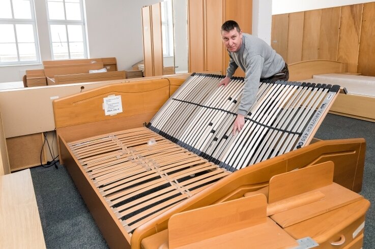 KEZ-Mitarbeiter Matthias Sieber beim Aufbau eines Doppelbettes, das gerade neu beim Möbeldienst eingetroffen ist.