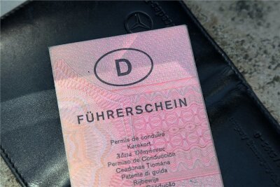 Ansturm auf neue Führerscheine: Vogtlandkreis schaltet zweite Hotline - Ab Juli müssen Papier-Führerscheine gestaffelt nach Geburtsjahrgängen umgetauscht werden. 