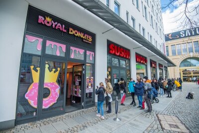 Ansturm auf neuen Donut-Laden in Chemnitz - Der erste Chemnitzer Donutladen "Royal-Donuts" am Düsseldorfer Platz hat am Samstag einen riesigen Ansturm erlebt.