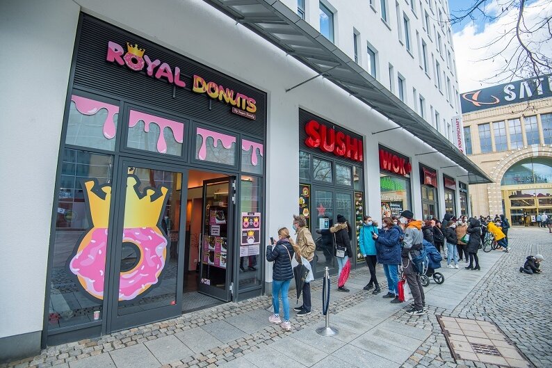 Der erste Chemnitzer Donutladen "Royal-Donuts" am Düsseldorfer Platz hat am Samstag einen riesigen Ansturm erlebt.