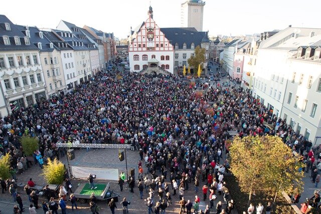 Voller Altmarkt: Mehr als 5000 Menschen kamen gestern in Plauen zur Kundgebung der Initiative "Wir sind Deutschland".