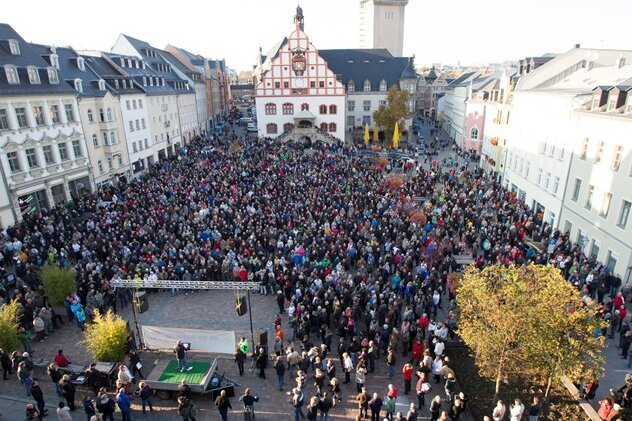 Anti-Asyl-Proteste werden lauter - Voller Altmarkt: Mehr als 5000 Menschen kamen gestern in Plauen zur Kundgebung der Initiative "Wir sind Deutschland".