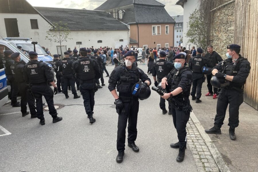 Beim sogenannten Corona-Spaziergang am Montag in Zwönitz sind acht Polizisten verletzt worden. Einem wurde dabei von einer 57-Jährigen in die Hand gebissen.