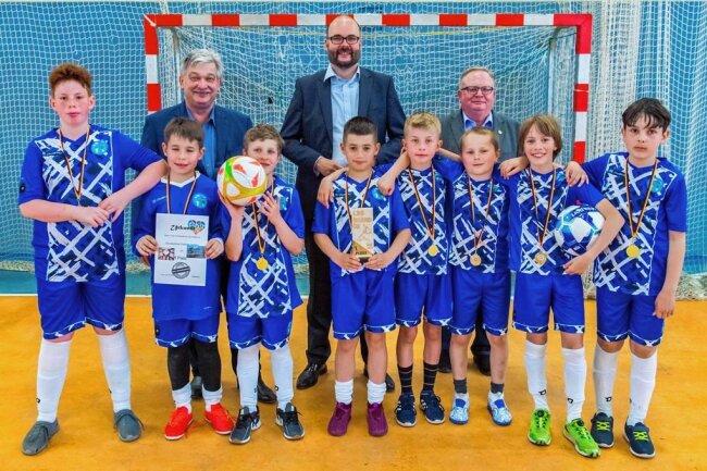 Anti-Rassismus-Cup in Aue: Schüler aus Bad Schlema siegen im Hexenkessel des Fairplay - Die Grundschule Friedrich Schiller aus Bad Schlema gewann das Turnier. Aues Oberbürgermeister Heinrich Kohl (hinten links) war Schirmherr, Kultusminister Christian Piwarz (Mitte) Ehrengast. Hinten rechts: Schulleiter Jörg Prager, der auch Vorsitzender des Fußball-Kreisverbands Erzgebirge ist. 