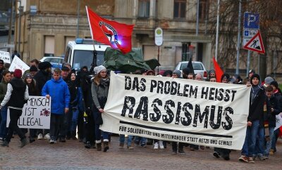 Anti- und Pro-Asyl-Demos verlaufen friedlich - Etwa 80 Gegendemonstranten liefen unter dem Motto "Meerane mag's menschlich" durch die Stadt zum Wettiner Platz.