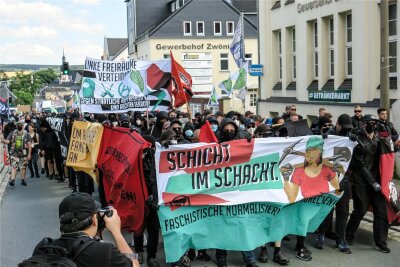 Antifa demonstriert im Erzgebirge: Marsch durch Johanngeorgenstadt geplant - Antifa-Demo 2021 in Zwönitz mit 300 Teilnehmern. Diese Größenordnung wird auch in Johann’stadt erwartet.