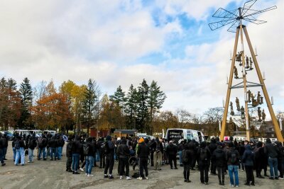 Antifa demonstriert in Johanngeorgenstadt: Polizei setzt Pfefferspray gegen Störer ein - Antifa-Kundgebung im Schatten der Riesenpyramide auf dem Platz des Bergmanns.