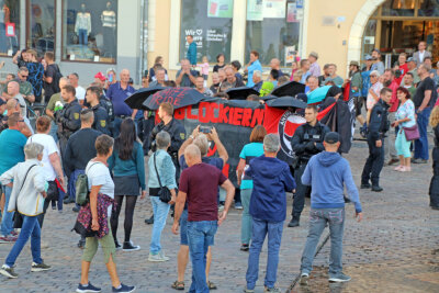 Als gegen 18.45 Uhr die sogenannten Spaziergänger auf dem Obermarkt ankamen, kam es zu lautstarken Auseinandersetzungen mit der Antifa-Gruppe. Es blieb aber alles friedlich.
