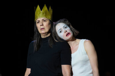 "Antigone" am Schauspiel Chemnitz als Mogelpackung inszeniert - Susanne Stein als Kreon und Alida Bohnen als Antigone.  