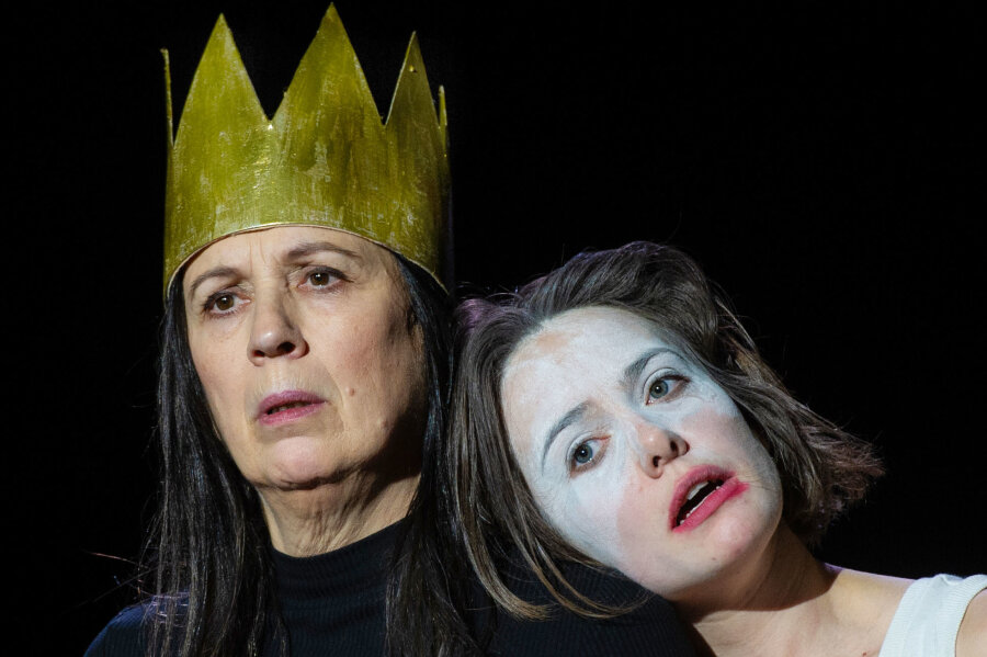 "Antigone" am Schauspiel Chemnitz als Mogelpackung inszeniert - Susanne Stein als Kreon und Alida Bohnen als Antigone.  