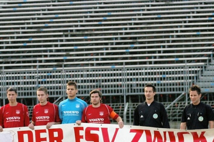 Antirassismus-Projekt des DFB: Warum Zwickau Pilotstandort ist - Der FSV Zwickau engagiert sich nicht erst seit jüngster Vergangenheit im Kampf gegen Rassismus. Das Foto entstand im November 2006 vorm Heimspiel der NOFV-Oberliga Süd gegen den Halleschen FC (0:0) im Westsachsenstadion.
