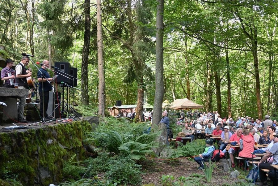 1200 Besucher kamen zum Liederfest an der "Günther Ruh". Die Kulisse beeindruckte und es wurde viel gesungen. 