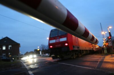 Antonsthal: Auto demoliert Bahnschranke - 