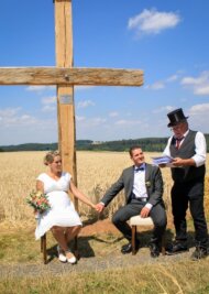 Antrag und Hochzeit unter Gipfelkreuzen - Unterm Gipfelkreuz in 440 Metern Höhe gaben sich am 22. Juli Pierre und Tatjana Hofmann bei einer freien Trauung mit Redner Dieter Unger das Jawort.