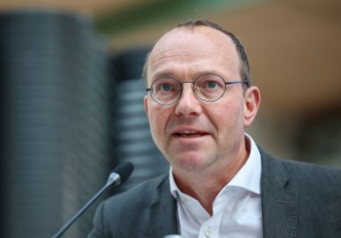 Antragsstart bei Förderprogramm für Energien und Speicher - Der sächsische Energieminister Wolfram Günther spricht nach einer auswärtigen Kabinettssitzung auf einer Pressekonferenz.