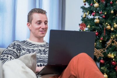 Antragstellung vom Sofa aus: Plauener Rathaus will E-Akte bis Ende 2022 ausbauen - Bis zum nächsten Weihnachtsfest sollen viele Verwaltungsangelegenheiten per Laptop von Zuhause aus erledigt werden können.