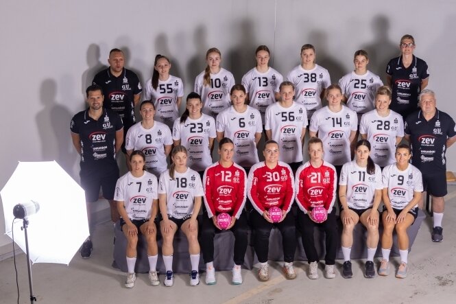 kommene Abwechslung zum Trainingsalltag nahmen am Donnerstag die Handballerinnen des BSV Sachsen ihr Fotoshooting in der Maschinenhalle der Zwickauer Energieversorgung wahr.