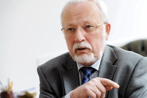 Anwalt, Musiker, Ex-DDR-Ministerpräsident: Lothar de Maizière wird 75 - Lothar de Maiziere in seinem Büro in Berlin. Am Montag feiert heute seinen 75. Geburtstag.