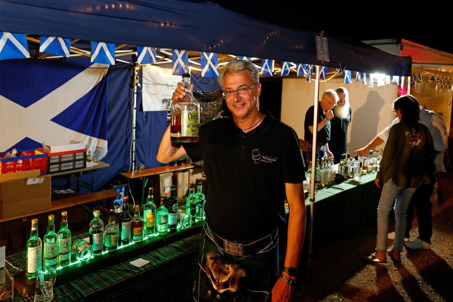 Anwalt und Politiker mit Whiskyleidenschaft hat echte Raritäten im Angebot - Jens Steinert am Stand des Whiskyclubs Lichtenstein bei der letzten Whiskynacht.