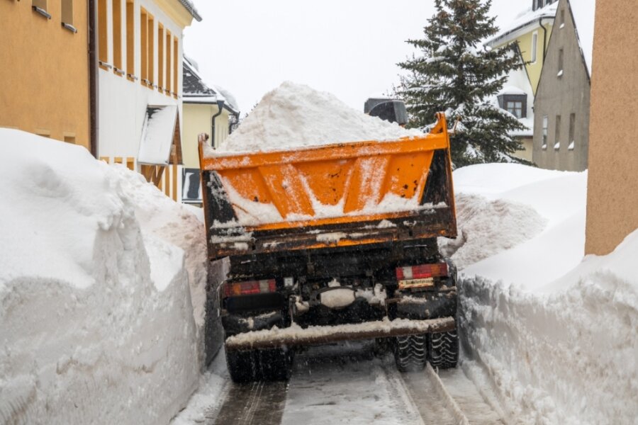 Neben Autos von Touristen und Einheimischen kommen im Winter oft noch Massen von Schnee in der Oberwiesenthaler Innenstadt dazu. Wo Muskelkraft nicht mehr ausreicht, muss dann auch schweres Gerät eingesetzt werden. 