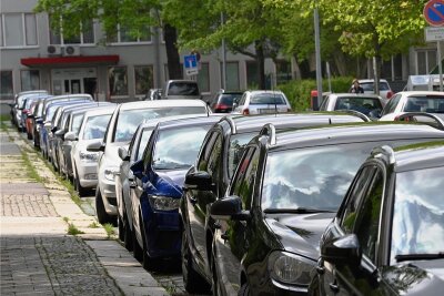 Anwohner einer Straße im Chemnitzer Zentrum schlagen Alarm: Verschwinden hier Parkplätze? - Beidseitig parken auf der Wiesenstraße zwischen Annen- und Clara-Zetkin-Straße Anwohner ihre Autos. Dass nach den Bauarbeiten weniger Stellflächen zur Verfügung stehen sollen, verunsichert sie. 