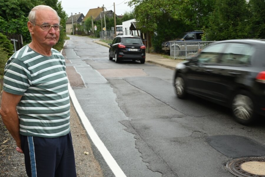 Christian Geyer wohnt seit fast 60 Jahren an der Hauptstraße in Taura. Früher konnte er dort mit seinen Kindern unbeschwert Federball spielen. Jetzt fahren dort viele Autos und Lkw entlang. Der 79-Jährige wünscht sich seit Jahren die Instandsetzung der Ortsdurchfahrt. 