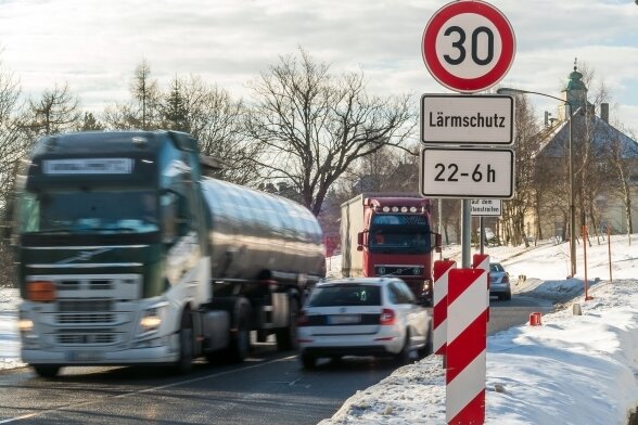 Anwohner freuen sich über neuen Blitzer auf B 174 - In Reitzenhain wird ein fester Blitzer aufgestellt. Tagsüber gilt in dem Grenzort zu Tschechien Tempo 50. Nachts darf 30 km/h gefahren werden. Anwohner klagen darüber, dass das Tempolimit häufig missachtet wird. 