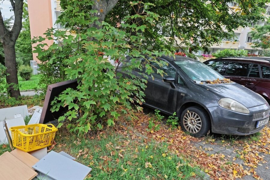 Anwohner in Zwickau rätseln: Was hat es mit diesem verlassenen Auto auf sich? - Dieser Fiat Punto sorgt in Eckersbach für Ärger. Gleich daneben noch ein Grund für Empörung: illegal abgelegter Müll. 