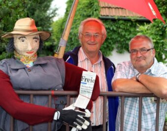 
              <p class="artikelinhalt">Vereinsvorsitzender Jörg Weikert (rechts) und sein Stellvertreter Ekkehard Fröde mit einer der liebevoll gestaltetet großen Puppen.  </p>
            