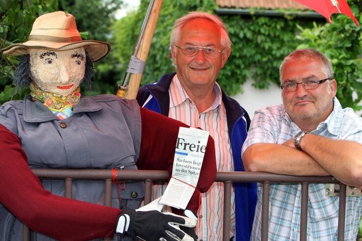 
              <p class="artikelinhalt">Vereinsvorsitzender Jörg Weikert (rechts) und sein Stellvertreter Ekkehard Fröde mit einer der liebevoll gestaltetet großen Puppen.  </p>
            