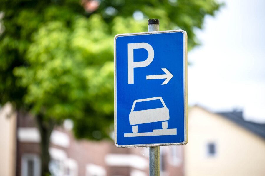 Anwohner können gegen Autos auf Gehwegen vorgehen - Aufgesetztes Parken auf Bürgersteigen wird in einigen Städten auch ohne Erlaubnis geduldet.